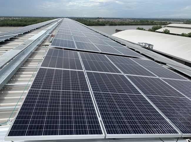 Montaje de panel solar de techo de metal en Tailandia