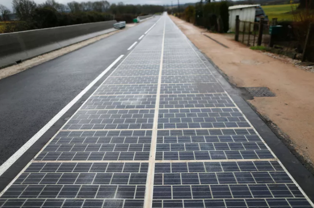 el primer camino del panel solar en Francia