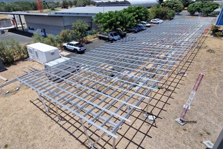 Montaje de cochera solar Sunforson con cimentación de pilotes roscados