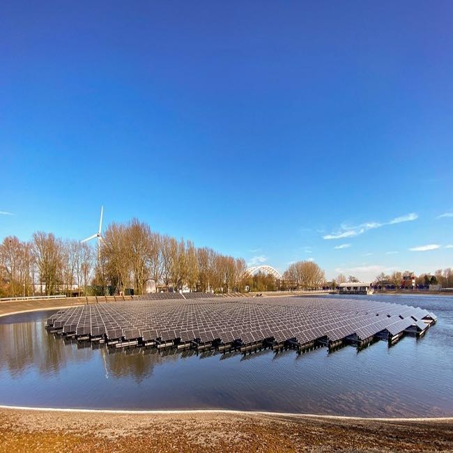 Países Bajos' Otro Flotante Parque Solar Va En Línea