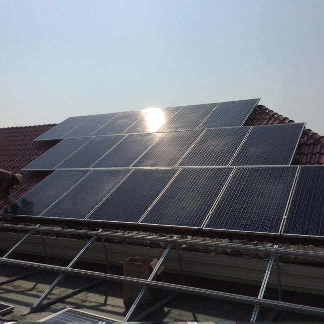 Soluciones de montaje solar para la instalación de sistemas solares en tejados inclinados