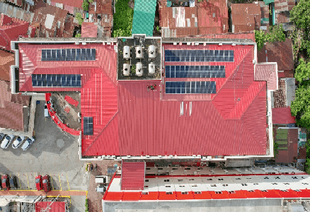 Cómo mantuvimos 200 paneles solares en un tejado durante vientos de tifón